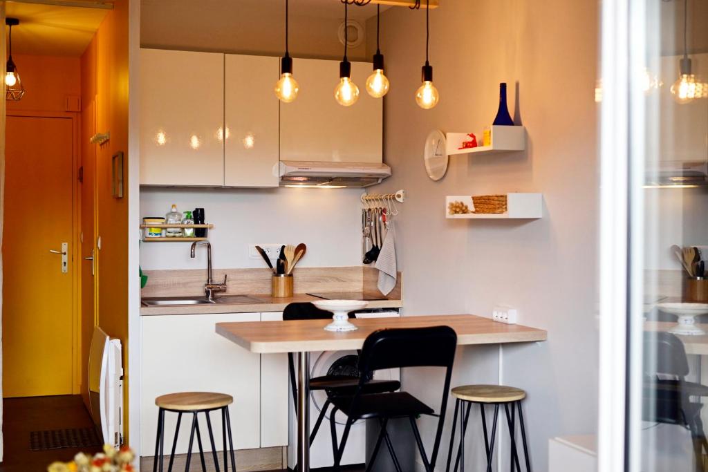Dapur atau dapur kecil di Studio agréable 300m Côte Sauvage