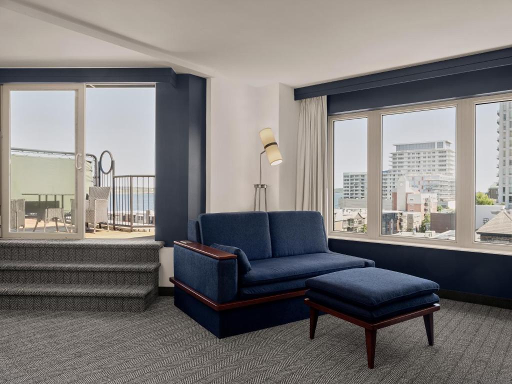 Posezení v ubytování Courtyard by Marriott Halifax Downtown