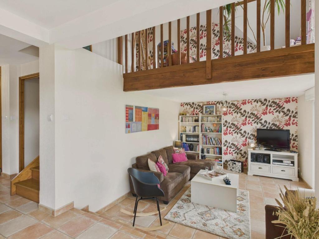 un salon avec un canapé et une table dans l'établissement Maison 8 personnes avec grand jardin - Beg Meil, à Fouesnant