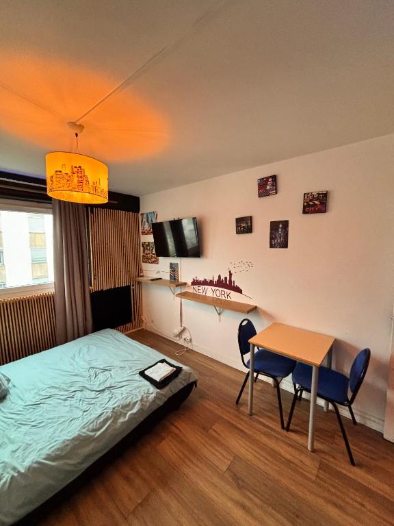 Televízia a/alebo spoločenská miestnosť v ubytovaní Le gite "Manhattan studio" Besançon proche centre commerce