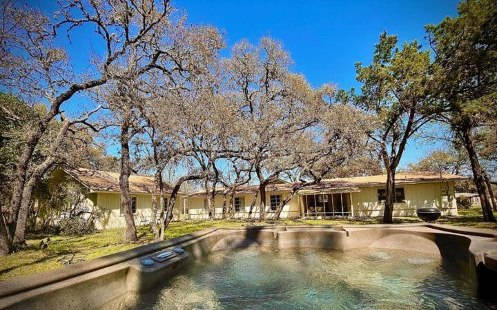 una casa con piscina en el patio en Frank Lloyd Inspired 3BR - 1'35 Acres & Firepit, en San Marcos
