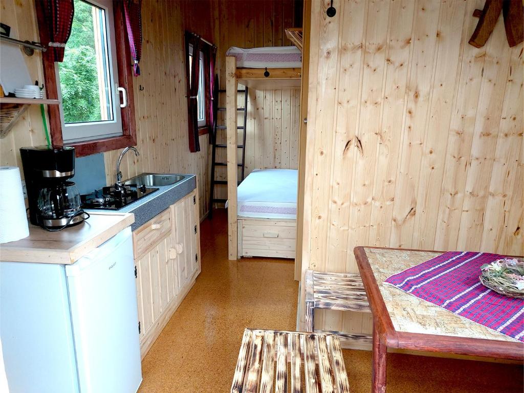 Cabaña con cocina con fogones y fregadero. en Hetzinger Bauwagen 1015, en Nideggen