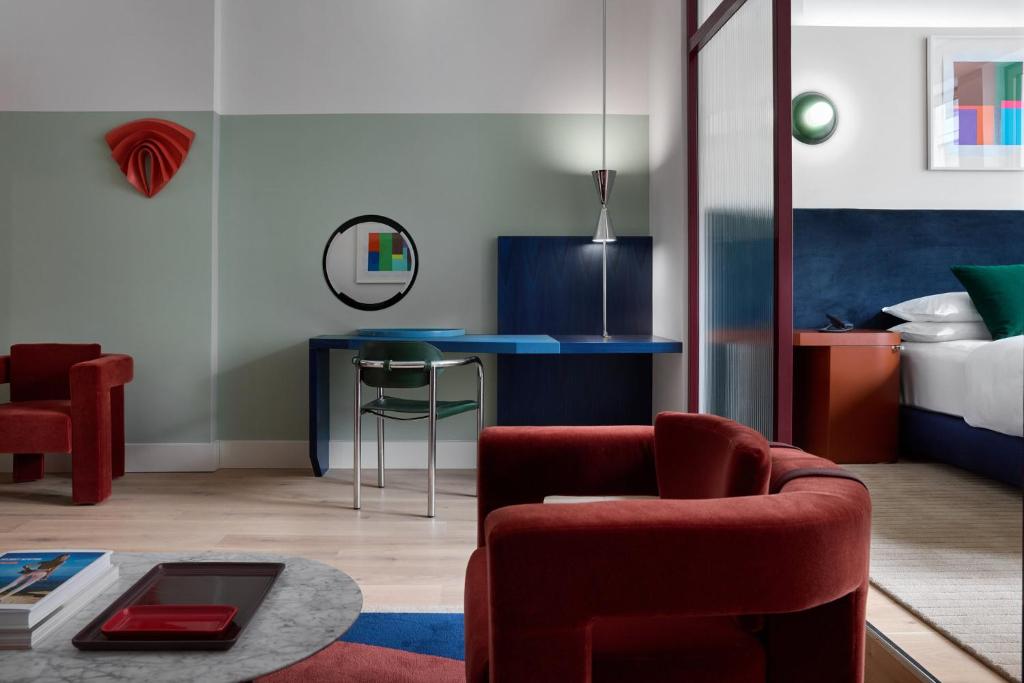 TV a/nebo společenská místnost v ubytování Kimpton Main Frankfurt by IHG