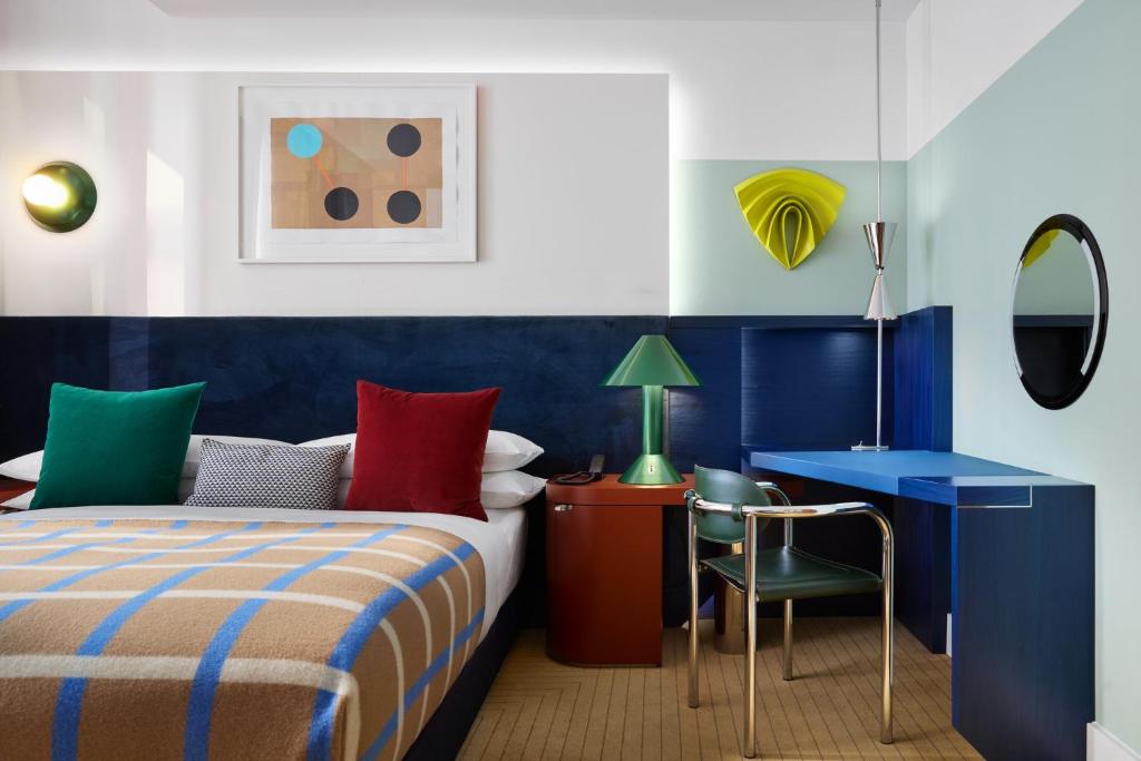 Postel nebo postele na pokoji v ubytování Kimpton Main Frankfurt by IHG