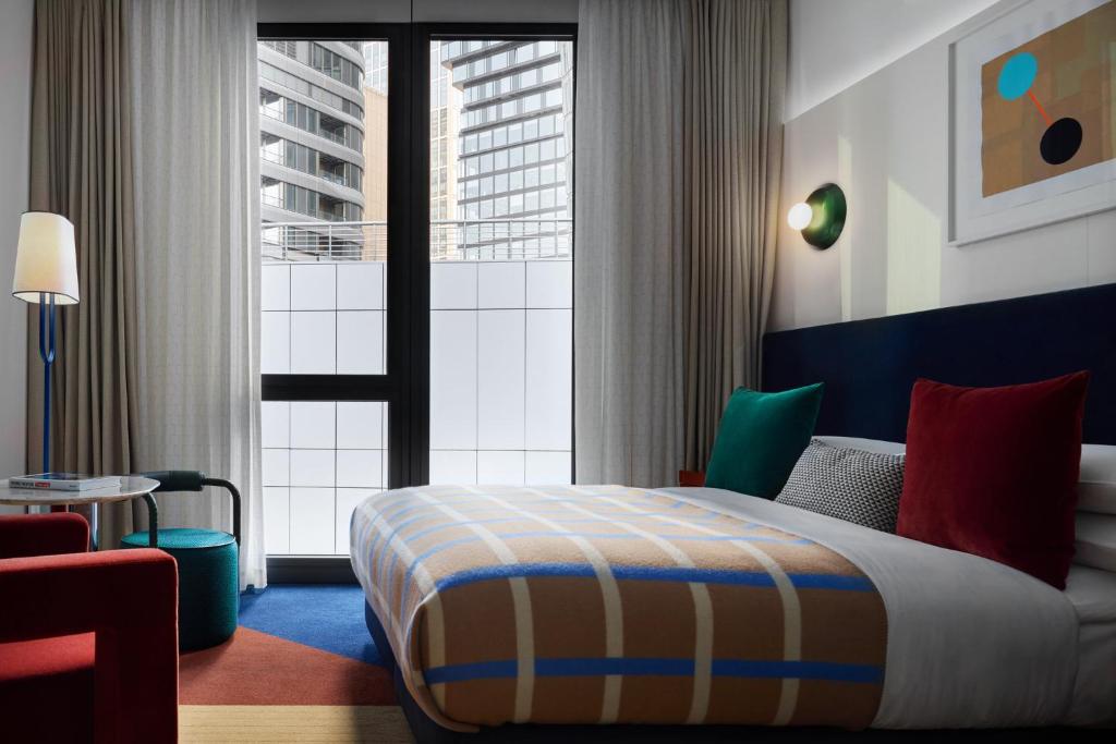 Postel nebo postele na pokoji v ubytování Kimpton Main Frankfurt by IHG