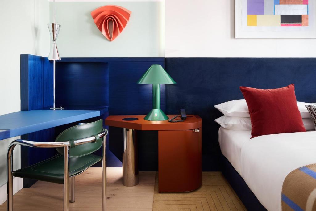 Postel nebo postele na pokoji v ubytování Kimpton Main Frankfurt by IHG
