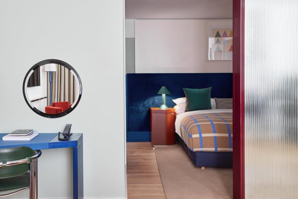 Postel nebo postele na pokoji v ubytování Kimpton Main Frankfurt by IHG