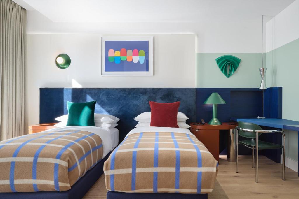 Postel nebo postele na pokoji v ubytování Kimpton Main Frankfurt by IHG