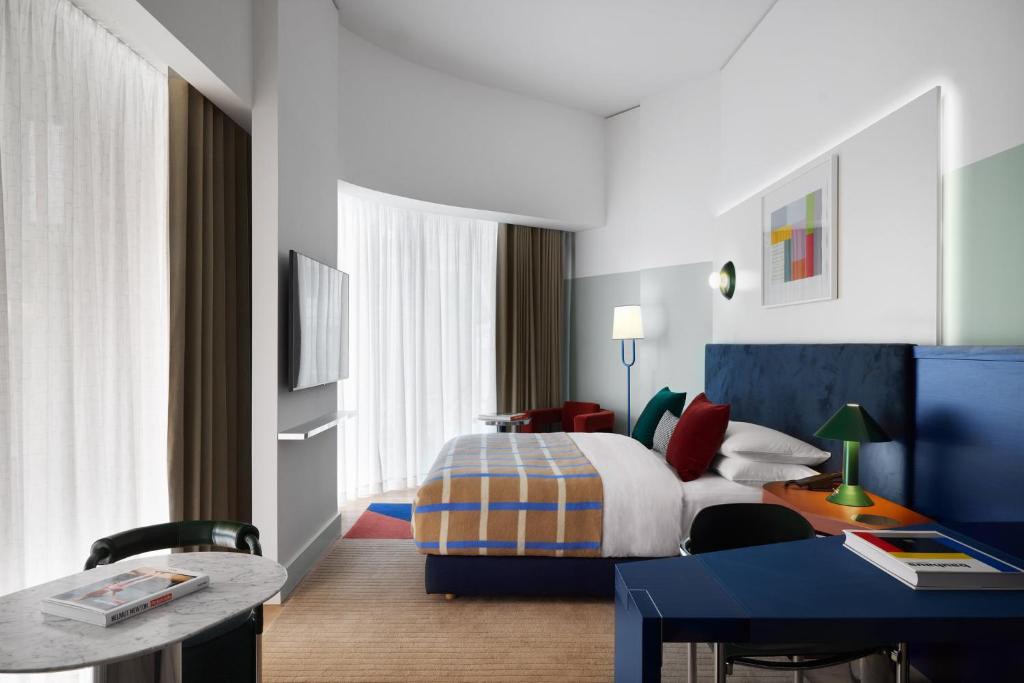 Postel nebo postele na pokoji v ubytování Kimpton Main Frankfurt by IHG