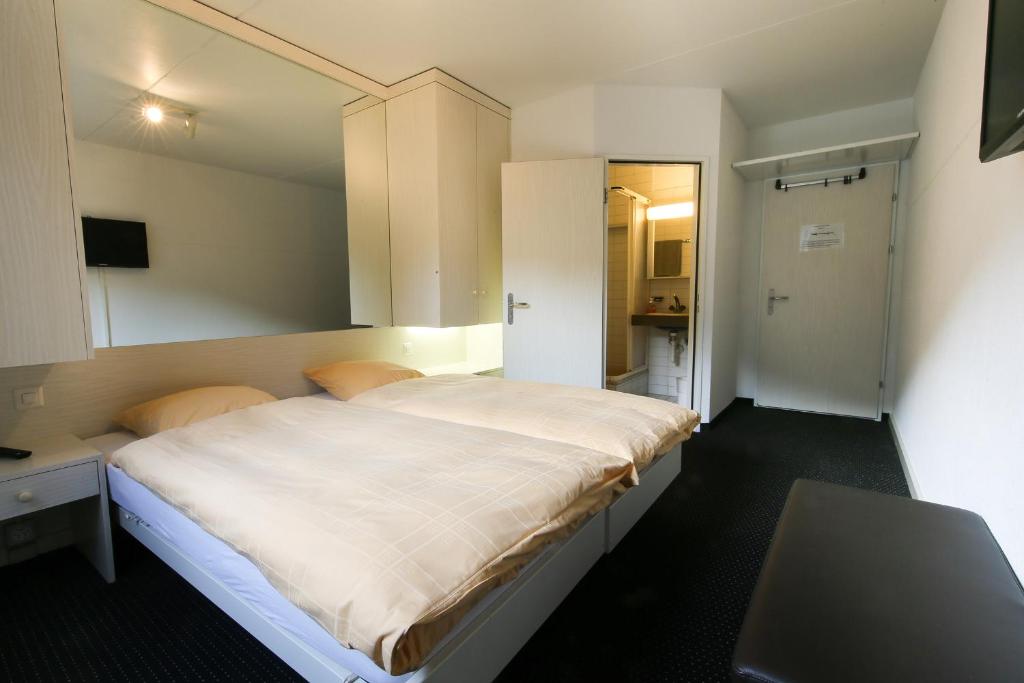 Postel nebo postele na pokoji v ubytování Hotel Grüsch