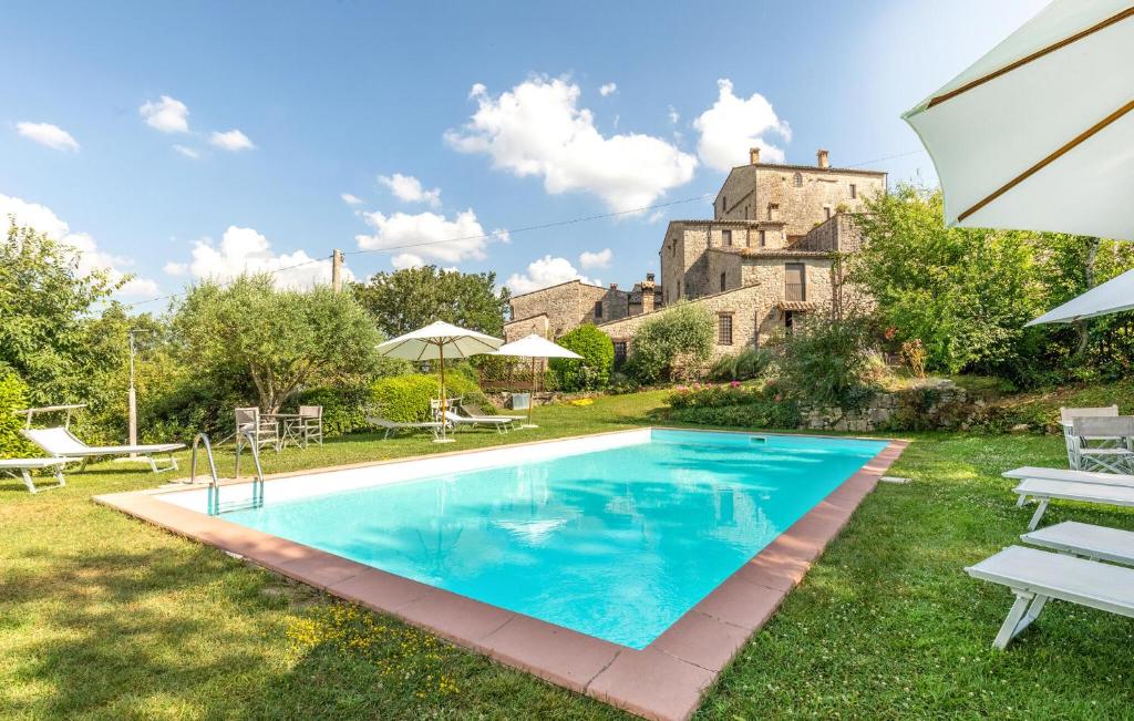 una piscina en el patio de una casa con un castillo en Ilaria, en Todi