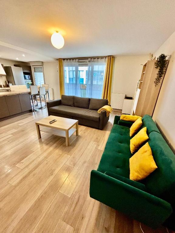 un salon avec un canapé vert et une table dans l'établissement TOP !!! 3 chambres, climatisation, terrasse, à Villeurbanne