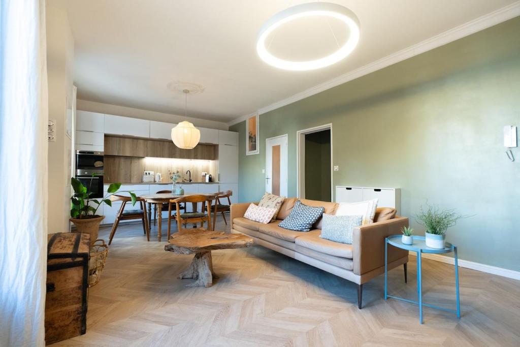 un salon avec un canapé et une table dans l'établissement L'Harmonieux Beau T3 centre ville, à Montpellier