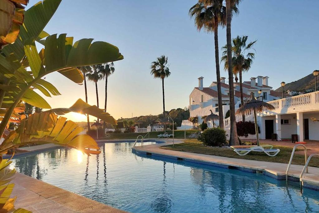 128 - Beautiful Townhouse with Pool, Benalmádena