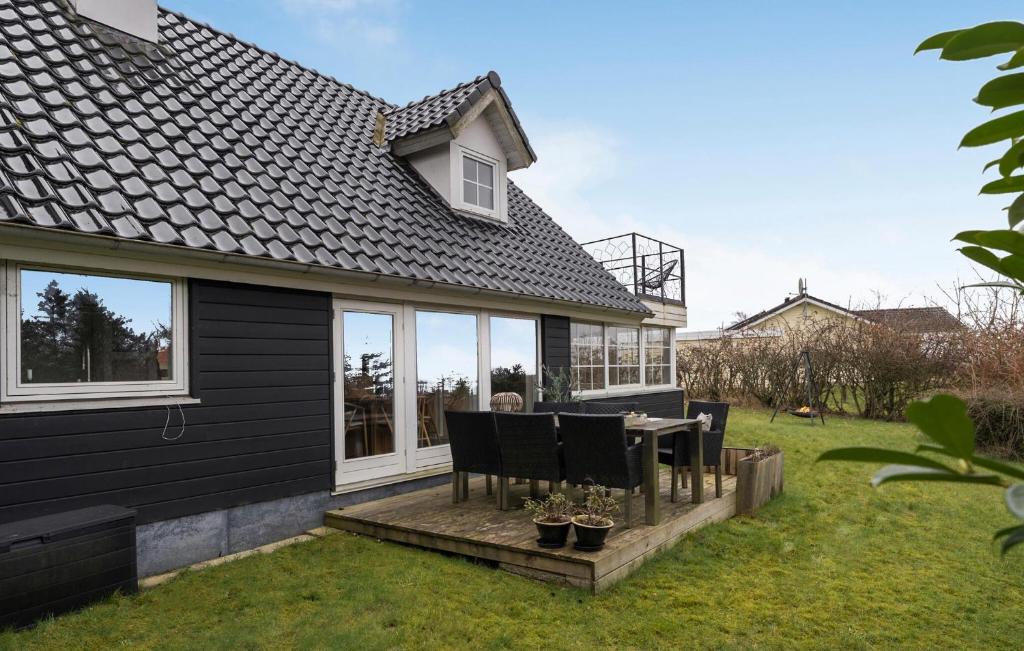Zahrada ubytování Nice Home In Løgstrup With Wifi