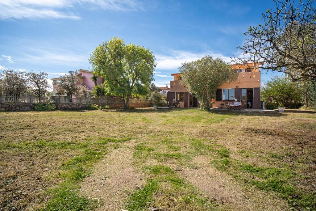 ブドーニにあるAppartamenti Lu Nibaruの家の前の空庭