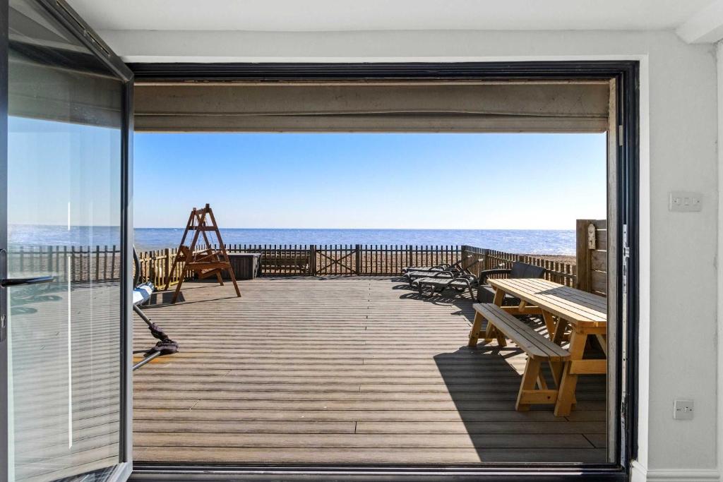Balkón nebo terasa v ubytování Family Beachfront Bliss Sleeps 10