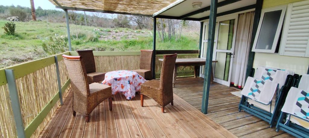 Balkón nebo terasa v ubytování Chalets dans le Luberon