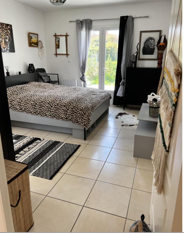 une chambre avec un lit et un sol carrelé dans l'établissement Suite parentale dans belle villa de plein pied, à Gaillac