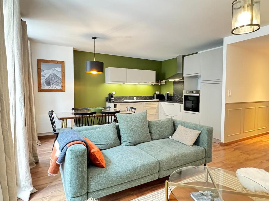 un salon avec un canapé et une cuisine dans l'établissement Plein centre, Bel apt 4pièces de 80m2 pour 6 pers, à Cauterets