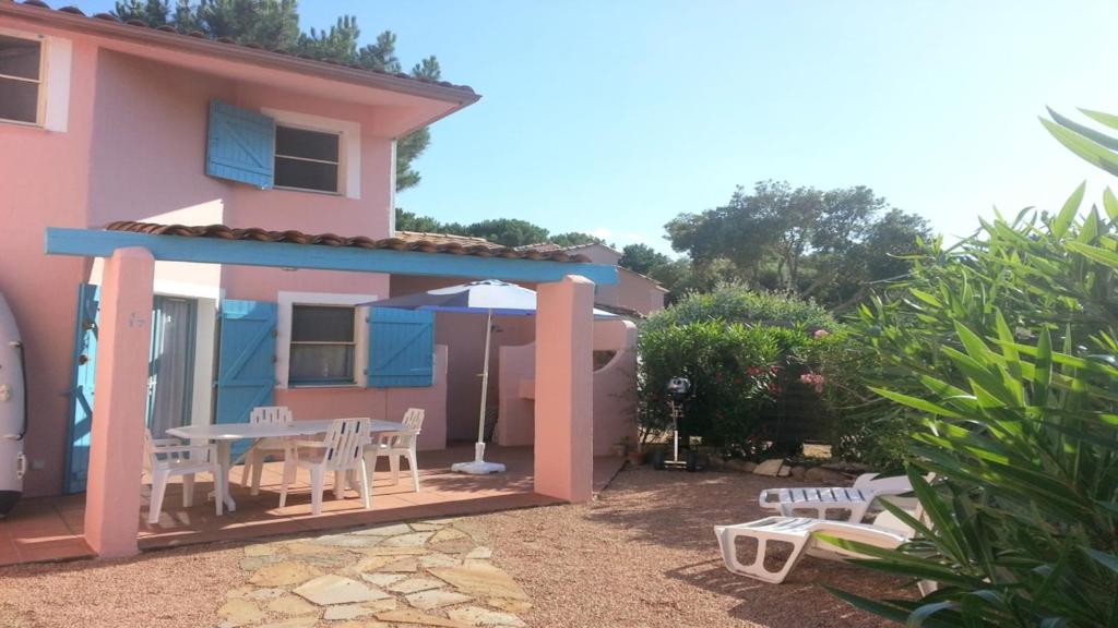 une maison avec un patio avec une table et des chaises dans l'établissement ST CYPRIEN C17, à Porto-Vecchio
