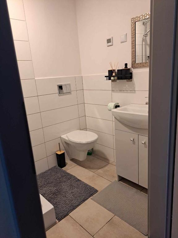 łazienka z toaletą i umywalką w obiekcie Stary Młyn w mieście Glinik
