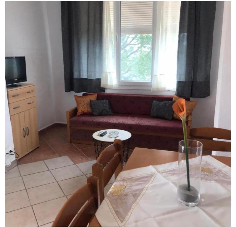 ニキティにあるSunset Escapeのソファとテーブルのあるリビングルーム