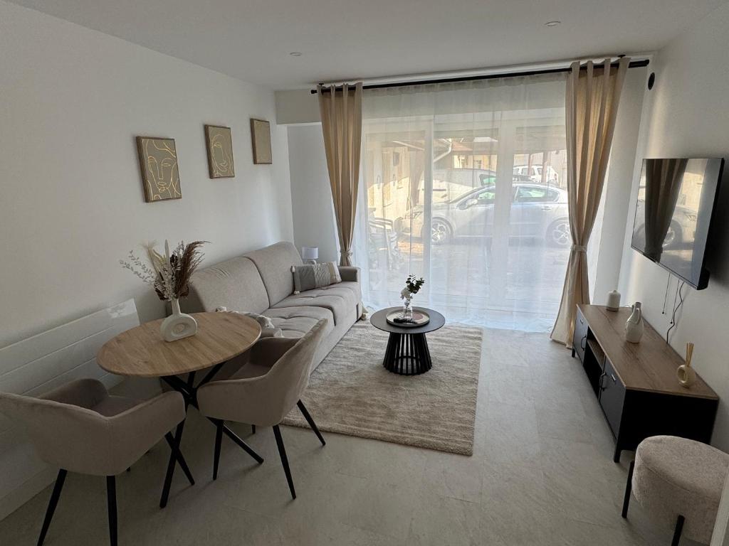 un salon avec un canapé et une table dans l'établissement Logement Entier Vieux Centre Ozoir-la-Ferrière France, à Ozoir-la-Ferrière