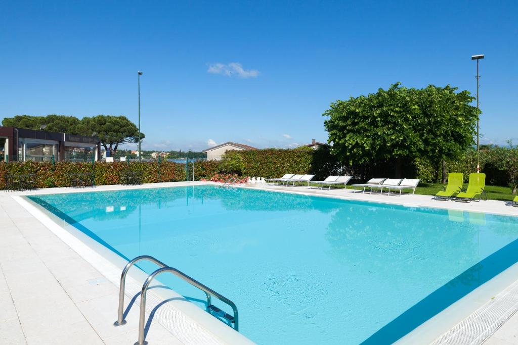 The swimming pool at or close to Hotel Ristorante Al Fiore