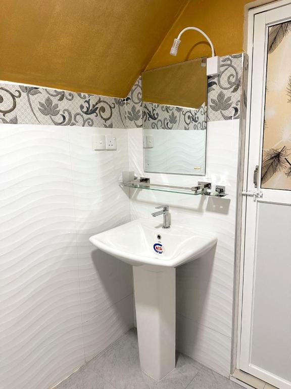 Lahiru Airport Villa - 10