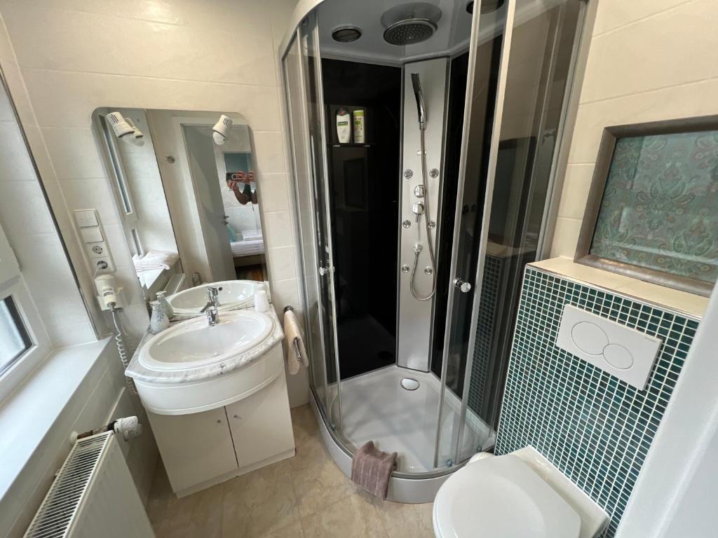 Gästehaus Regenbogen - Single Room With Bathroom