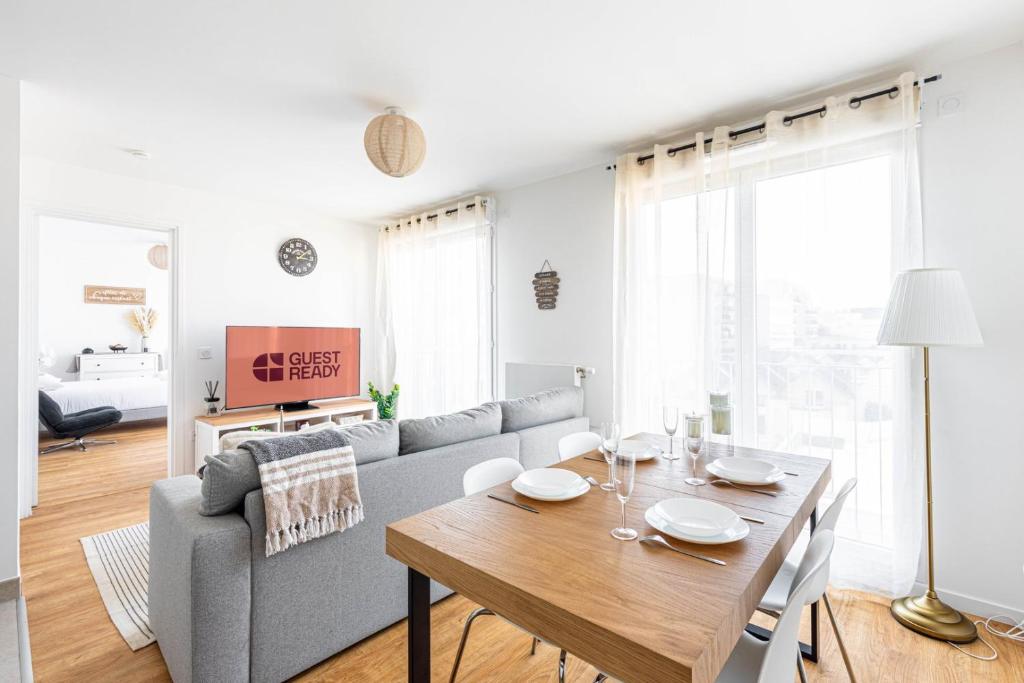 un salon avec un canapé et une table dans l'établissement GuestReady - Bright and Stylish Stay near Paris, à Saint-Ouen