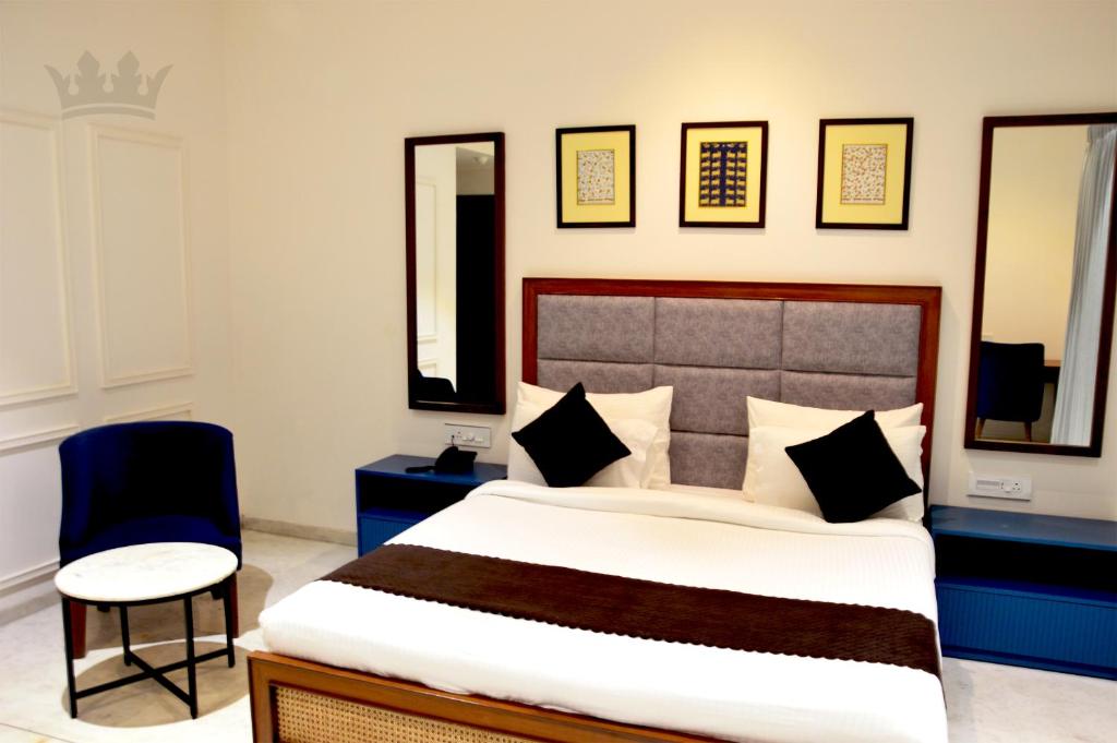 Postel nebo postele na pokoji v ubytování Hotel Sita Royal Lakside Chalet