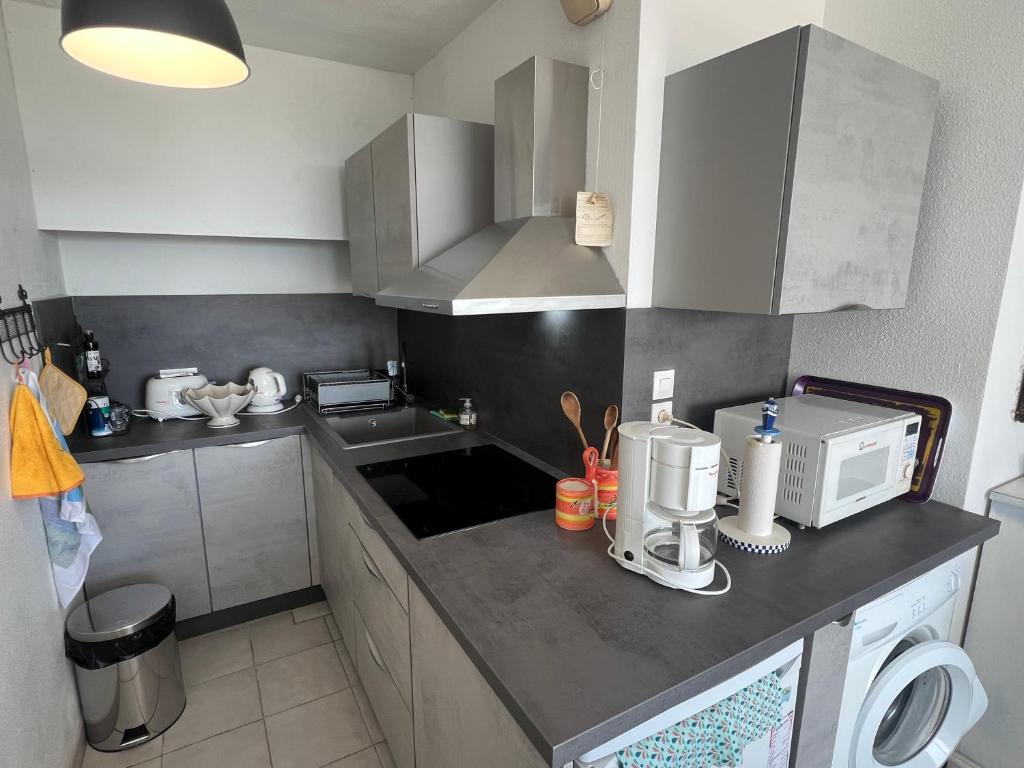 Kuchnia lub aneks kuchenny w obiekcie SUNSET Charmant T2 avec coin cabine vue mer piscine Rochelongue Cap d'Agde