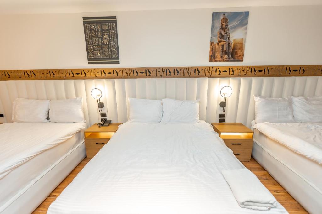 Postel nebo postele na pokoji v ubytování Superior Pyramids Inn