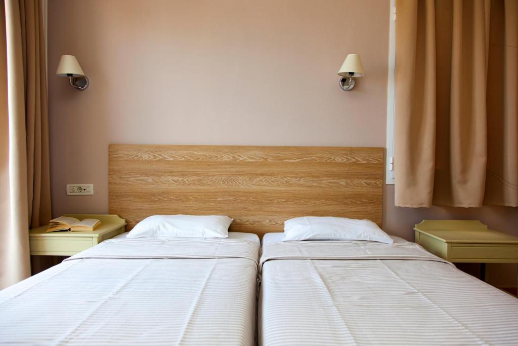 A bed or beds in a room at Mithos Apartments