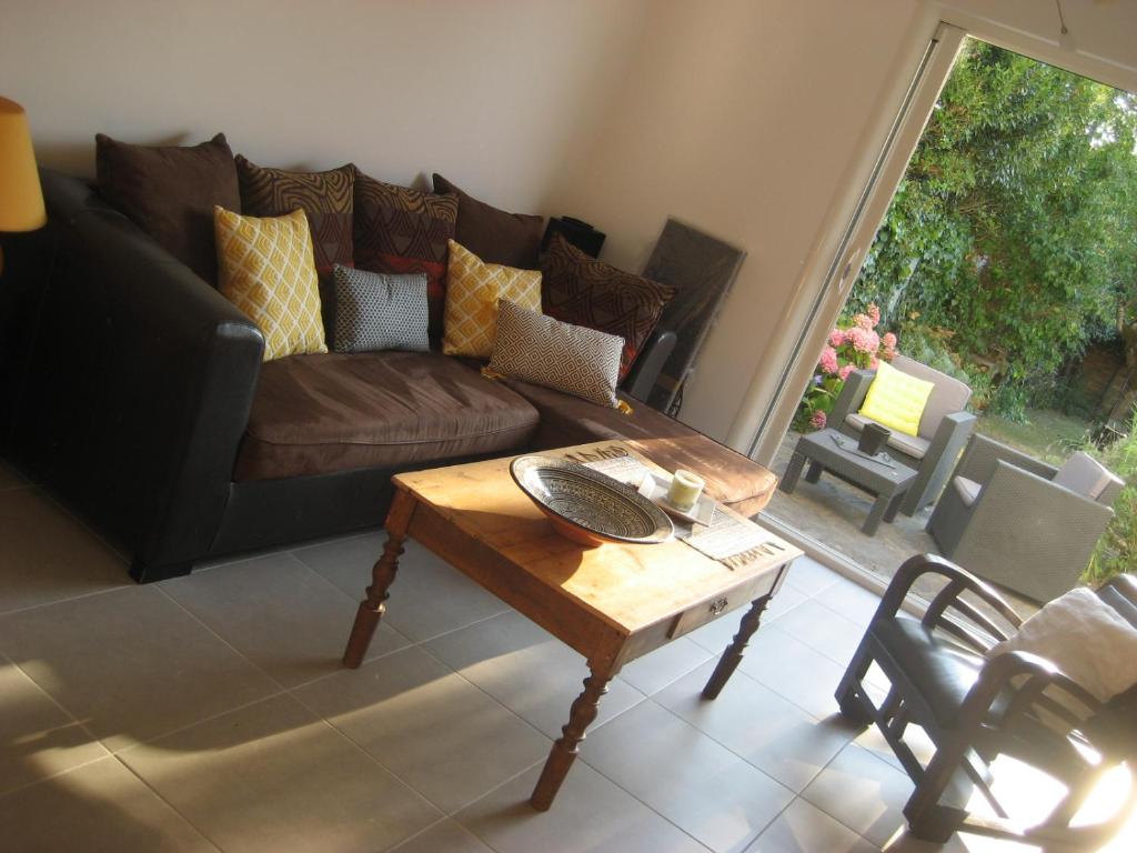 un salon avec un canapé et une table basse dans l'établissement Agréable & Lumineux, à La Rochelle