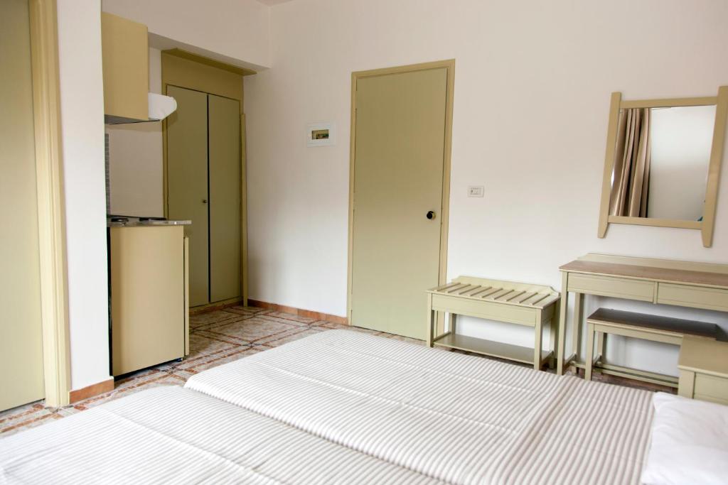 A bed or beds in a room at Mithos Apartments