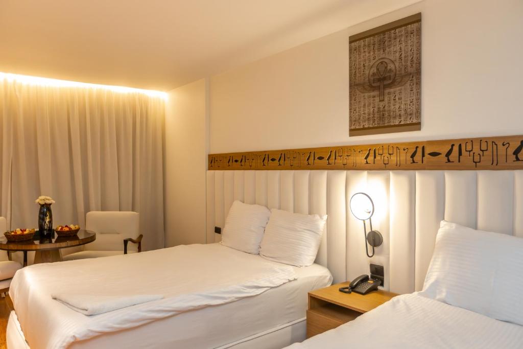Postel nebo postele na pokoji v ubytování Superior Pyramids Inn