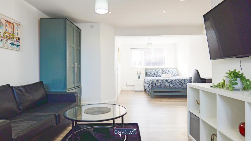Old Silk Apartments - Luxury Studios, 1 & 2-beds in Coventry City Centre by COVSTAYS - Superieure Studio