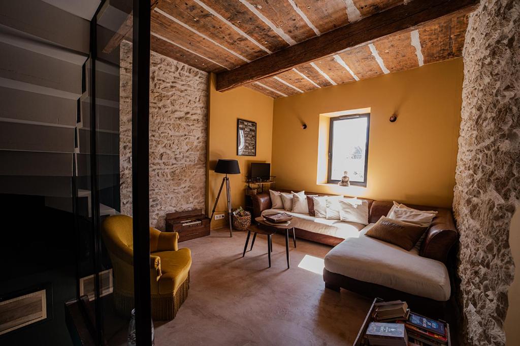 un salon avec un canapé et une table dans l'établissement Namaste Home, votre havre de paix à St Rémy ! Parking wifi inclus, à Saint-Rémy-de-Provence