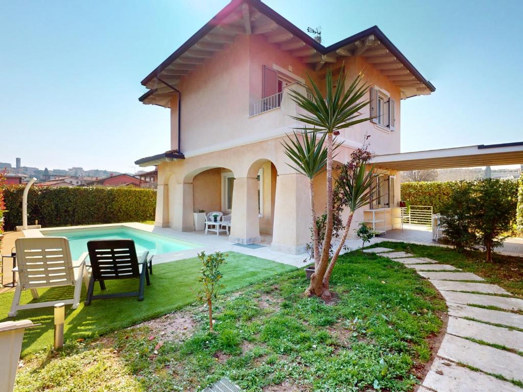 une villa avec piscine et une maison dans l'établissement Villa Dolcevita by Bookinggardalake, à Manerba del Garda