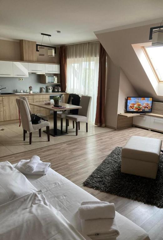 a living room with a bed and a kitchen at Zöld zafír in Sárvár