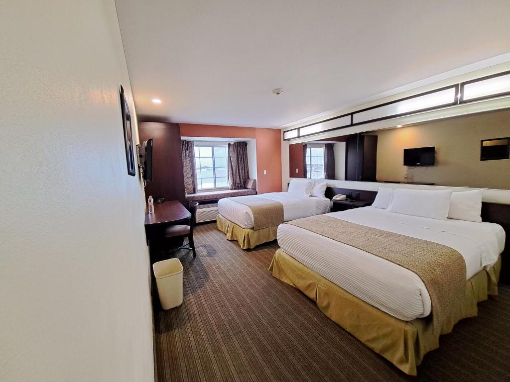 Microtel Inn and Suites by Wyndham Toluca - 