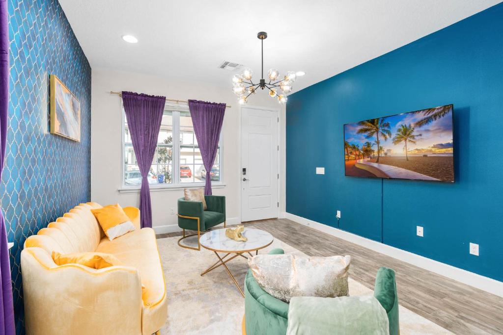 Televiisor ja/või meelelahutuskeskus majutusasutuses SUPER LUXE- SLEEPs 17 - DESIGNs & NEAR Disney