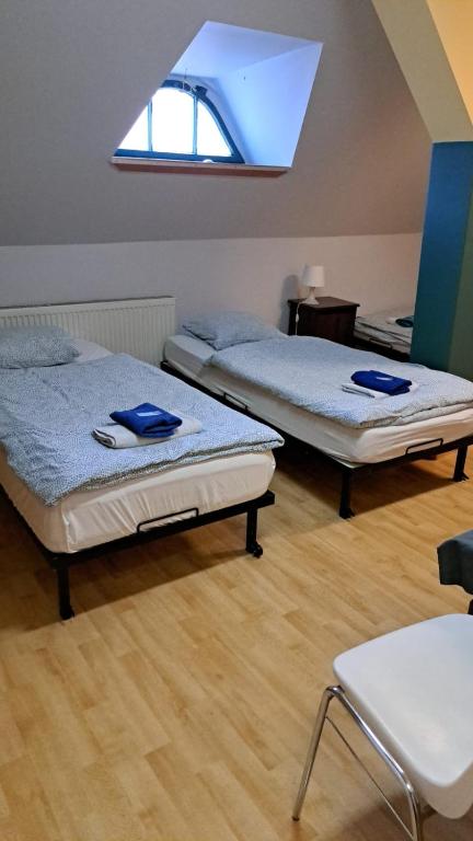 Posteľ alebo postele v izbe v ubytovaní U Szermierzy