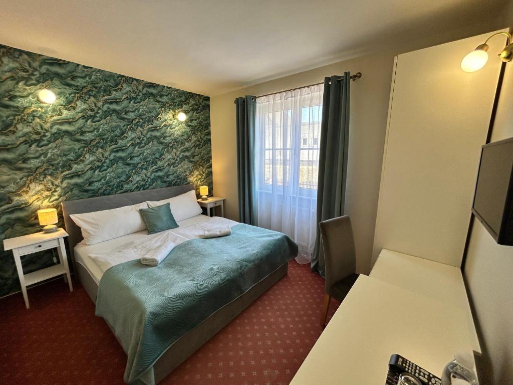 Postel nebo postele na pokoji v ubytování Hotel Brixen