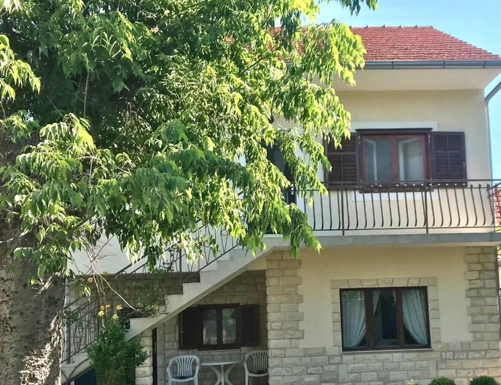 Budova, v ktorej sa dovolenkový dom nachádza