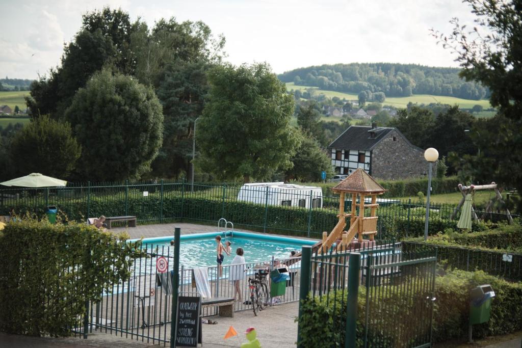 Bazén v ubytování Camping Cottesserhoeve nebo v jeho okolí