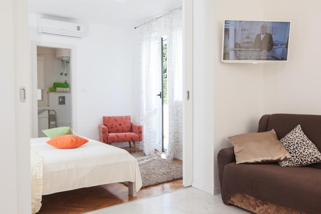 TV a/nebo společenská místnost v ubytování Apartments Filipeti